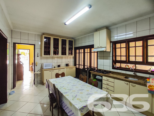 IMÓVEL ACONCHEGANTE COM AMPLO QUINTAL NO BOEHMERWALD!

Descubra o charme desta casa simples, mas acolhedora, situada no bairro Boehmerwald. Com um terreno de 390m² e uma área construída de 68m², esta propriedade oferece um amplo quintal, perfeito para quem valoriza espaço ao ar livre e a possibilidade de personalização.

Espaço e Conforto para Toda a Família

A casa conta com 2 dormitórios aconchegantes, uma sala de estar convidativa, cozinha prática e um banheiro. Além disso, dispõe de garagem coberta e descoberta, oferecendo comodidade para toda a família. O terreno murado garante privacidade e segurança, e o amplo quintal é ideal para quem tem animais de estimação ou sonha com um jardim.

Localização Privilegiada no Boehmerwald

Localizada no bairro Boehmerwald, esta casa está próxima de vias de acesso, transporte público, escolas e serviços essenciais, combinando tranquilidade com a conveniência de estar perto de tudo que você e sua família precisam.

636 Negócios Imobiliários: Mais de 30 Anos de Excelência no Mercado Imobiliário

Na 636 Negócios Imobiliários, entendemos que cada imóvel é único e cada cliente tem suas próprias necessidades. Com mais de 30 anos de experiência, oferecemos um serviço personalizado e de alta qualidade para ajudá-lo a encontrar o lar dos seus sonhos.

Para mais informações sobre esta casa no Boehmerwald, entre em contato pelo telefone (47) 3451-0636 ou WhatsApp (47) 99190-0636. Estamos prontos para atendê-lo!