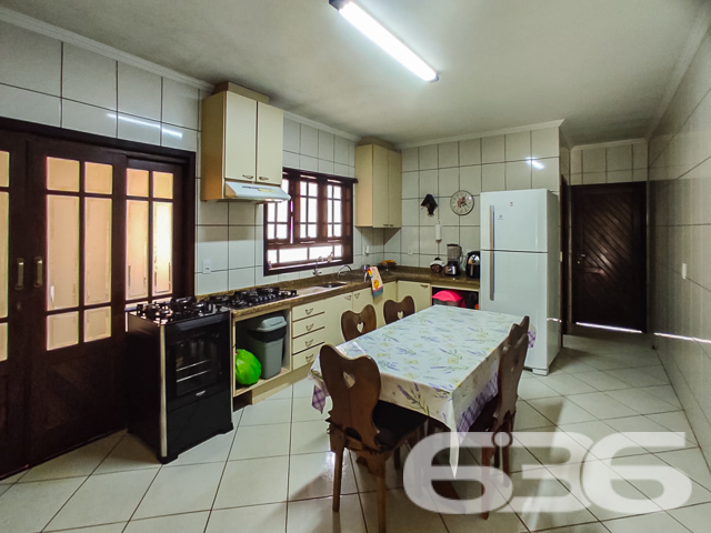 IMÓVEL ACONCHEGANTE COM AMPLO QUINTAL NO BOEHMERWALD!

Descubra o charme desta casa simples, mas acolhedora, situada no bairro Boehmerwald. Com um terreno de 390m² e uma área construída de 68m², esta propriedade oferece um amplo quintal, perfeito para quem valoriza espaço ao ar livre e a possibilidade de personalização.

Espaço e Conforto para Toda a Família

A casa conta com 2 dormitórios aconchegantes, uma sala de estar convidativa, cozinha prática e um banheiro. Além disso, dispõe de garagem coberta e descoberta, oferecendo comodidade para toda a família. O terreno murado garante privacidade e segurança, e o amplo quintal é ideal para quem tem animais de estimação ou sonha com um jardim.

Localização Privilegiada no Boehmerwald

Localizada no bairro Boehmerwald, esta casa está próxima de vias de acesso, transporte público, escolas e serviços essenciais, combinando tranquilidade com a conveniência de estar perto de tudo que você e sua família precisam.

636 Negócios Imobiliários: Mais de 30 Anos de Excelência no Mercado Imobiliário

Na 636 Negócios Imobiliários, entendemos que cada imóvel é único e cada cliente tem suas próprias necessidades. Com mais de 30 anos de experiência, oferecemos um serviço personalizado e de alta qualidade para ajudá-lo a encontrar o lar dos seus sonhos.

Para mais informações sobre esta casa no Boehmerwald, entre em contato pelo telefone (47) 3451-0636 ou WhatsApp (47) 99190-0636. Estamos prontos para atendê-lo!