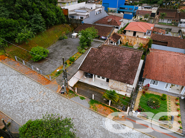 IMÓVEL ACONCHEGANTE COM AMPLO QUINTAL NO BOEHMERWALD!

Descubra o charme desta casa simples, mas acolhedora, situada no bairro Boehmerwald. Com um terreno de 390m² e uma área construída de 68m², esta propriedade oferece um amplo quintal, perfeito para quem valoriza espaço ao ar livre e a possibilidade de personalização.

Espaço e Conforto para Toda a Família

A casa conta com 2 dormitórios aconchegantes, uma sala de estar convidativa, cozinha prática e um banheiro. Além disso, dispõe de garagem coberta e descoberta, oferecendo comodidade para toda a família. O terreno murado garante privacidade e segurança, e o amplo quintal é ideal para quem tem animais de estimação ou sonha com um jardim.

Localização Privilegiada no Boehmerwald

Localizada no bairro Boehmerwald, esta casa está próxima de vias de acesso, transporte público, escolas e serviços essenciais, combinando tranquilidade com a conveniência de estar perto de tudo que você e sua família precisam.

636 Negócios Imobiliários: Mais de 30 Anos de Excelência no Mercado Imobiliário

Na 636 Negócios Imobiliários, entendemos que cada imóvel é único e cada cliente tem suas próprias necessidades. Com mais de 30 anos de experiência, oferecemos um serviço personalizado e de alta qualidade para ajudá-lo a encontrar o lar dos seus sonhos.

Para mais informações sobre esta casa no Boehmerwald, entre em contato pelo telefone (47) 3451-0636 ou WhatsApp (47) 99190-0636. Estamos prontos para atendê-lo!