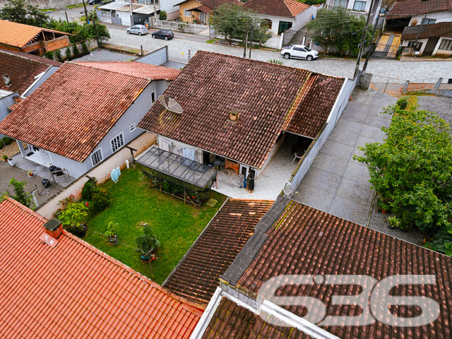 IMÓVEL ACONCHEGANTE COM AMPLO QUINTAL NO BOEHMERWALD!

Descubra o charme desta casa simples, mas acolhedora, situada no bairro Boehmerwald. Com um terreno de 390m² e uma área construída de 68m², esta propriedade oferece um amplo quintal, perfeito para quem valoriza espaço ao ar livre e a possibilidade de personalização.

Espaço e Conforto para Toda a Família

A casa conta com 2 dormitórios aconchegantes, uma sala de estar convidativa, cozinha prática e um banheiro. Além disso, dispõe de garagem coberta e descoberta, oferecendo comodidade para toda a família. O terreno murado garante privacidade e segurança, e o amplo quintal é ideal para quem tem animais de estimação ou sonha com um jardim.

Localização Privilegiada no Boehmerwald

Localizada no bairro Boehmerwald, esta casa está próxima de vias de acesso, transporte público, escolas e serviços essenciais, combinando tranquilidade com a conveniência de estar perto de tudo que você e sua família precisam.

636 Negócios Imobiliários: Mais de 30 Anos de Excelência no Mercado Imobiliário

Na 636 Negócios Imobiliários, entendemos que cada imóvel é único e cada cliente tem suas próprias necessidades. Com mais de 30 anos de experiência, oferecemos um serviço personalizado e de alta qualidade para ajudá-lo a encontrar o lar dos seus sonhos.

Para mais informações sobre esta casa no Boehmerwald, entre em contato pelo telefone (47) 3451-0636 ou WhatsApp (47) 99190-0636. Estamos prontos para atendê-lo!