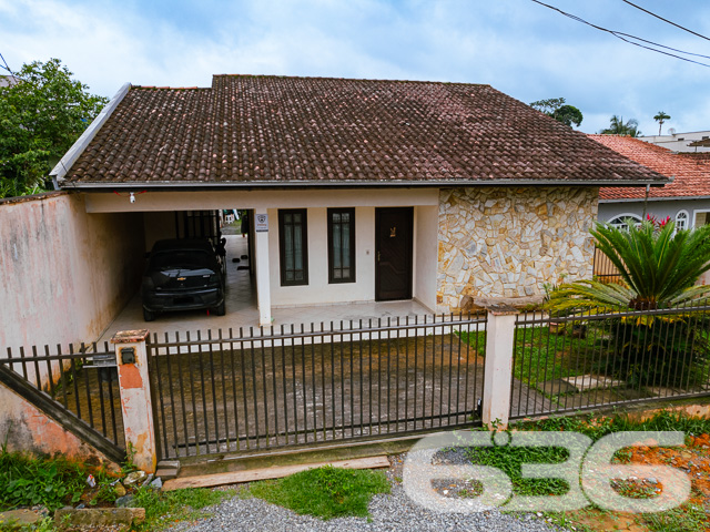 IMÓVEL ACONCHEGANTE COM AMPLO QUINTAL NO BOEHMERWALD!

Descubra o charme desta casa simples, mas acolhedora, situada no bairro Boehmerwald. Com um terreno de 390m² e uma área construída de 68m², esta propriedade oferece um amplo quintal, perfeito para quem valoriza espaço ao ar livre e a possibilidade de personalização.

Espaço e Conforto para Toda a Família

A casa conta com 2 dormitórios aconchegantes, uma sala de estar convidativa, cozinha prática e um banheiro. Além disso, dispõe de garagem coberta e descoberta, oferecendo comodidade para toda a família. O terreno murado garante privacidade e segurança, e o amplo quintal é ideal para quem tem animais de estimação ou sonha com um jardim.

Localização Privilegiada no Boehmerwald

Localizada no bairro Boehmerwald, esta casa está próxima de vias de acesso, transporte público, escolas e serviços essenciais, combinando tranquilidade com a conveniência de estar perto de tudo que você e sua família precisam.

636 Negócios Imobiliários: Mais de 30 Anos de Excelência no Mercado Imobiliário

Na 636 Negócios Imobiliários, entendemos que cada imóvel é único e cada cliente tem suas próprias necessidades. Com mais de 30 anos de experiência, oferecemos um serviço personalizado e de alta qualidade para ajudá-lo a encontrar o lar dos seus sonhos.

Para mais informações sobre esta casa no Boehmerwald, entre em contato pelo telefone (47) 3451-0636 ou WhatsApp (47) 99190-0636. Estamos prontos para atendê-lo!