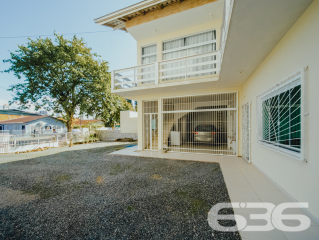 VENDE-SE SOBRADO AMPLO COM SUÍTE + DORMITÓRIO NO BAIRRO BUCAREIN - ESTUDA PERMUTA
Descubra o luxo de viver com espaço e conforto no Bairro Bucarein! Este sobrado, com 300m² de área construída averbada em um terreno de 354m², é a definição de moradia com bem-estar.
O imóvel se destaca por sua composição sofisticada: inclui garagem coberta e descoberta, garantindo espaço para todos os seus veículos. A residência conta com dormitórios aconchegantes, incluindo uma suíte, e 4 banheiros, assegurando conforto para toda a família.
A sala de estar é ampla, perfeita para momentos de relaxamento e convívio. A cozinha, integrada à sala e copa, é moderna e equipada, ideal para quem ama cozinhar. Além disso, o sobrado possui home office, duas sacadas, despensa e um quintal britado na frente, oferecendo um ambiente externo agradável e prático.
Localizado no bairro Bucarein, o imóvel está próximo a vias de acesso, shopping centers, transporte público, escolas e hospitais, proporcionando uma vida urbana conveniente e confortável.
A 636 Negócios Imobiliários, com mais de 30 anos de experiência no mercado imobiliário, tem o orgulho de apresentar esta propriedade excepcional. Para mais informações e para agendar uma visita, entre em contato conosco pelo telefone (47) 3451-0636 ou WhatsApp (47) 99190-0636.
Descubra o prazer de viver em um espaço que combina conforto e localização privilegiada.