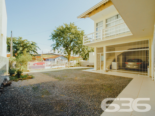 VENDE-SE SOBRADO AMPLO COM SUÍTE + DORMITÓRIO NO BAIRRO BUCAREIN - ESTUDA PERMUTA
Descubra o luxo de viver com espaço e conforto no Bairro Bucarein! Este sobrado, com 300m² de área construída averbada em um terreno de 354m², é a definição de moradia com bem-estar.
O imóvel se destaca por sua composição sofisticada: inclui garagem coberta e descoberta, garantindo espaço para todos os seus veículos. A residência conta com dormitórios aconchegantes, incluindo uma suíte, e 4 banheiros, assegurando conforto para toda a família.
A sala de estar é ampla, perfeita para momentos de relaxamento e convívio. A cozinha, integrada à sala e copa, é moderna e equipada, ideal para quem ama cozinhar. Além disso, o sobrado possui home office, duas sacadas, despensa e um quintal britado na frente, oferecendo um ambiente externo agradável e prático.
Localizado no bairro Bucarein, o imóvel está próximo a vias de acesso, shopping centers, transporte público, escolas e hospitais, proporcionando uma vida urbana conveniente e confortável.
A 636 Negócios Imobiliários, com mais de 30 anos de experiência no mercado imobiliário, tem o orgulho de apresentar esta propriedade excepcional. Para mais informações e para agendar uma visita, entre em contato conosco pelo telefone (47) 3451-0636 ou WhatsApp (47) 99190-0636.
Descubra o prazer de viver em um espaço que combina conforto e localização privilegiada.