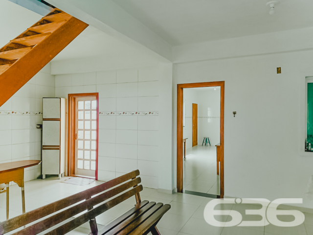 VENDE-SE SOBRADO AMPLO COM SUÍTE + DORMITÓRIO NO BAIRRO BUCAREIN - ESTUDA PERMUTA
Descubra o luxo de viver com espaço e conforto no Bairro Bucarein! Este sobrado, com 300m² de área construída averbada em um terreno de 354m², é a definição de moradia com bem-estar.
O imóvel se destaca por sua composição sofisticada: inclui garagem coberta e descoberta, garantindo espaço para todos os seus veículos. A residência conta com dormitórios aconchegantes, incluindo uma suíte, e 4 banheiros, assegurando conforto para toda a família.
A sala de estar é ampla, perfeita para momentos de relaxamento e convívio. A cozinha, integrada à sala e copa, é moderna e equipada, ideal para quem ama cozinhar. Além disso, o sobrado possui home office, duas sacadas, despensa e um quintal britado na frente, oferecendo um ambiente externo agradável e prático.
Localizado no bairro Bucarein, o imóvel está próximo a vias de acesso, shopping centers, transporte público, escolas e hospitais, proporcionando uma vida urbana conveniente e confortável.
A 636 Negócios Imobiliários, com mais de 30 anos de experiência no mercado imobiliário, tem o orgulho de apresentar esta propriedade excepcional. Para mais informações e para agendar uma visita, entre em contato conosco pelo telefone (47) 3451-0636 ou WhatsApp (47) 99190-0636.
Descubra o prazer de viver em um espaço que combina conforto e localização privilegiada.