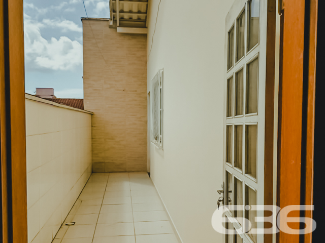 VENDE-SE SOBRADO AMPLO COM SUÍTE + DORMITÓRIO NO BAIRRO BUCAREIN - ESTUDA PERMUTA
Descubra o luxo de viver com espaço e conforto no Bairro Bucarein! Este sobrado, com 300m² de área construída averbada em um terreno de 354m², é a definição de moradia com bem-estar.
O imóvel se destaca por sua composição sofisticada: inclui garagem coberta e descoberta, garantindo espaço para todos os seus veículos. A residência conta com dormitórios aconchegantes, incluindo uma suíte, e 4 banheiros, assegurando conforto para toda a família.
A sala de estar é ampla, perfeita para momentos de relaxamento e convívio. A cozinha, integrada à sala e copa, é moderna e equipada, ideal para quem ama cozinhar. Além disso, o sobrado possui home office, duas sacadas, despensa e um quintal britado na frente, oferecendo um ambiente externo agradável e prático.
Localizado no bairro Bucarein, o imóvel está próximo a vias de acesso, shopping centers, transporte público, escolas e hospitais, proporcionando uma vida urbana conveniente e confortável.
A 636 Negócios Imobiliários, com mais de 30 anos de experiência no mercado imobiliário, tem o orgulho de apresentar esta propriedade excepcional. Para mais informações e para agendar uma visita, entre em contato conosco pelo telefone (47) 3451-0636 ou WhatsApp (47) 99190-0636.
Descubra o prazer de viver em um espaço que combina conforto e localização privilegiada.