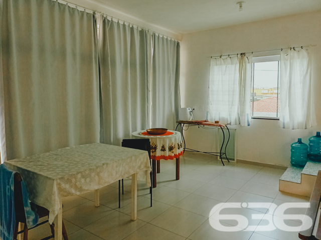 VENDE-SE SOBRADO AMPLO COM SUÍTE + DORMITÓRIO NO BAIRRO BUCAREIN - ESTUDA PERMUTA
Descubra o luxo de viver com espaço e conforto no Bairro Bucarein! Este sobrado, com 300m² de área construída averbada em um terreno de 354m², é a definição de moradia com bem-estar.
O imóvel se destaca por sua composição sofisticada: inclui garagem coberta e descoberta, garantindo espaço para todos os seus veículos. A residência conta com dormitórios aconchegantes, incluindo uma suíte, e 4 banheiros, assegurando conforto para toda a família.
A sala de estar é ampla, perfeita para momentos de relaxamento e convívio. A cozinha, integrada à sala e copa, é moderna e equipada, ideal para quem ama cozinhar. Além disso, o sobrado possui home office, duas sacadas, despensa e um quintal britado na frente, oferecendo um ambiente externo agradável e prático.
Localizado no bairro Bucarein, o imóvel está próximo a vias de acesso, shopping centers, transporte público, escolas e hospitais, proporcionando uma vida urbana conveniente e confortável.
A 636 Negócios Imobiliários, com mais de 30 anos de experiência no mercado imobiliário, tem o orgulho de apresentar esta propriedade excepcional. Para mais informações e para agendar uma visita, entre em contato conosco pelo telefone (47) 3451-0636 ou WhatsApp (47) 99190-0636.
Descubra o prazer de viver em um espaço que combina conforto e localização privilegiada.