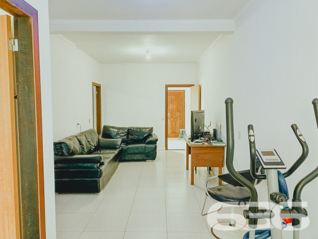 VENDE-SE SOBRADO AMPLO COM SUÍTE + DORMITÓRIO NO BAIRRO BUCAREIN - ESTUDA PERMUTA
Descubra o luxo de viver com espaço e conforto no Bairro Bucarein! Este sobrado, com 300m² de área construída averbada em um terreno de 354m², é a definição de moradia com bem-estar.
O imóvel se destaca por sua composição sofisticada: inclui garagem coberta e descoberta, garantindo espaço para todos os seus veículos. A residência conta com dormitórios aconchegantes, incluindo uma suíte, e 4 banheiros, assegurando conforto para toda a família.
A sala de estar é ampla, perfeita para momentos de relaxamento e convívio. A cozinha, integrada à sala e copa, é moderna e equipada, ideal para quem ama cozinhar. Além disso, o sobrado possui home office, duas sacadas, despensa e um quintal britado na frente, oferecendo um ambiente externo agradável e prático.
Localizado no bairro Bucarein, o imóvel está próximo a vias de acesso, shopping centers, transporte público, escolas e hospitais, proporcionando uma vida urbana conveniente e confortável.
A 636 Negócios Imobiliários, com mais de 30 anos de experiência no mercado imobiliário, tem o orgulho de apresentar esta propriedade excepcional. Para mais informações e para agendar uma visita, entre em contato conosco pelo telefone (47) 3451-0636 ou WhatsApp (47) 99190-0636.
Descubra o prazer de viver em um espaço que combina conforto e localização privilegiada.