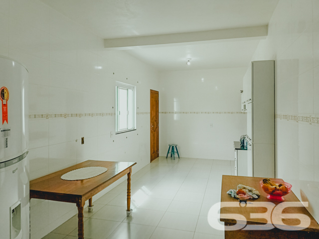 VENDE-SE SOBRADO AMPLO COM SUÍTE + DORMITÓRIO NO BAIRRO BUCAREIN - ESTUDA PERMUTA
Descubra o luxo de viver com espaço e conforto no Bairro Bucarein! Este sobrado, com 300m² de área construída averbada em um terreno de 354m², é a definição de moradia com bem-estar.
O imóvel se destaca por sua composição sofisticada: inclui garagem coberta e descoberta, garantindo espaço para todos os seus veículos. A residência conta com dormitórios aconchegantes, incluindo uma suíte, e 4 banheiros, assegurando conforto para toda a família.
A sala de estar é ampla, perfeita para momentos de relaxamento e convívio. A cozinha, integrada à sala e copa, é moderna e equipada, ideal para quem ama cozinhar. Além disso, o sobrado possui home office, duas sacadas, despensa e um quintal britado na frente, oferecendo um ambiente externo agradável e prático.
Localizado no bairro Bucarein, o imóvel está próximo a vias de acesso, shopping centers, transporte público, escolas e hospitais, proporcionando uma vida urbana conveniente e confortável.
A 636 Negócios Imobiliários, com mais de 30 anos de experiência no mercado imobiliário, tem o orgulho de apresentar esta propriedade excepcional. Para mais informações e para agendar uma visita, entre em contato conosco pelo telefone (47) 3451-0636 ou WhatsApp (47) 99190-0636.
Descubra o prazer de viver em um espaço que combina conforto e localização privilegiada.