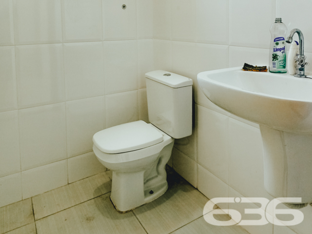 VENDE-SE SOBRADO AMPLO COM SUÍTE + DORMITÓRIO NO BAIRRO BUCAREIN - ESTUDA PERMUTA
Descubra o luxo de viver com espaço e conforto no Bairro Bucarein! Este sobrado, com 300m² de área construída averbada em um terreno de 354m², é a definição de moradia com bem-estar.
O imóvel se destaca por sua composição sofisticada: inclui garagem coberta e descoberta, garantindo espaço para todos os seus veículos. A residência conta com dormitórios aconchegantes, incluindo uma suíte, e 4 banheiros, assegurando conforto para toda a família.
A sala de estar é ampla, perfeita para momentos de relaxamento e convívio. A cozinha, integrada à sala e copa, é moderna e equipada, ideal para quem ama cozinhar. Além disso, o sobrado possui home office, duas sacadas, despensa e um quintal britado na frente, oferecendo um ambiente externo agradável e prático.
Localizado no bairro Bucarein, o imóvel está próximo a vias de acesso, shopping centers, transporte público, escolas e hospitais, proporcionando uma vida urbana conveniente e confortável.
A 636 Negócios Imobiliários, com mais de 30 anos de experiência no mercado imobiliário, tem o orgulho de apresentar esta propriedade excepcional. Para mais informações e para agendar uma visita, entre em contato conosco pelo telefone (47) 3451-0636 ou WhatsApp (47) 99190-0636.
Descubra o prazer de viver em um espaço que combina conforto e localização privilegiada.