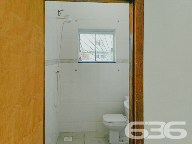 VENDE-SE SOBRADO AMPLO COM SUÍTE + DORMITÓRIO NO BAIRRO BUCAREIN - ESTUDA PERMUTA
Descubra o luxo de viver com espaço e conforto no Bairro Bucarein! Este sobrado, com 300m² de área construída averbada em um terreno de 354m², é a definição de moradia com bem-estar.
O imóvel se destaca por sua composição sofisticada: inclui garagem coberta e descoberta, garantindo espaço para todos os seus veículos. A residência conta com dormitórios aconchegantes, incluindo uma suíte, e 4 banheiros, assegurando conforto para toda a família.
A sala de estar é ampla, perfeita para momentos de relaxamento e convívio. A cozinha, integrada à sala e copa, é moderna e equipada, ideal para quem ama cozinhar. Além disso, o sobrado possui home office, duas sacadas, despensa e um quintal britado na frente, oferecendo um ambiente externo agradável e prático.
Localizado no bairro Bucarein, o imóvel está próximo a vias de acesso, shopping centers, transporte público, escolas e hospitais, proporcionando uma vida urbana conveniente e confortável.
A 636 Negócios Imobiliários, com mais de 30 anos de experiência no mercado imobiliário, tem o orgulho de apresentar esta propriedade excepcional. Para mais informações e para agendar uma visita, entre em contato conosco pelo telefone (47) 3451-0636 ou WhatsApp (47) 99190-0636.
Descubra o prazer de viver em um espaço que combina conforto e localização privilegiada.