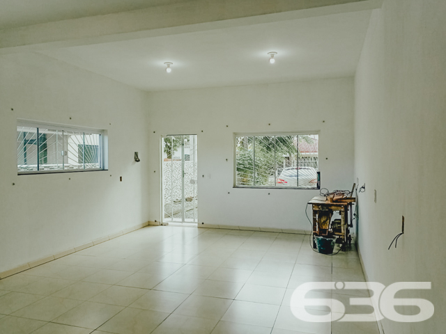 VENDE-SE SOBRADO AMPLO COM SUÍTE + DORMITÓRIO NO BAIRRO BUCAREIN - ESTUDA PERMUTA
Descubra o luxo de viver com espaço e conforto no Bairro Bucarein! Este sobrado, com 300m² de área construída averbada em um terreno de 354m², é a definição de moradia com bem-estar.
O imóvel se destaca por sua composição sofisticada: inclui garagem coberta e descoberta, garantindo espaço para todos os seus veículos. A residência conta com dormitórios aconchegantes, incluindo uma suíte, e 4 banheiros, assegurando conforto para toda a família.
A sala de estar é ampla, perfeita para momentos de relaxamento e convívio. A cozinha, integrada à sala e copa, é moderna e equipada, ideal para quem ama cozinhar. Além disso, o sobrado possui home office, duas sacadas, despensa e um quintal britado na frente, oferecendo um ambiente externo agradável e prático.
Localizado no bairro Bucarein, o imóvel está próximo a vias de acesso, shopping centers, transporte público, escolas e hospitais, proporcionando uma vida urbana conveniente e confortável.
A 636 Negócios Imobiliários, com mais de 30 anos de experiência no mercado imobiliário, tem o orgulho de apresentar esta propriedade excepcional. Para mais informações e para agendar uma visita, entre em contato conosco pelo telefone (47) 3451-0636 ou WhatsApp (47) 99190-0636.
Descubra o prazer de viver em um espaço que combina conforto e localização privilegiada.