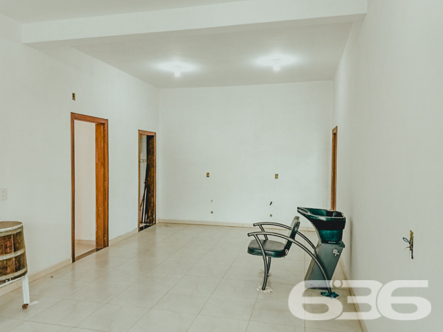 VENDE-SE SOBRADO AMPLO COM SUÍTE + DORMITÓRIO NO BAIRRO BUCAREIN - ESTUDA PERMUTA
Descubra o luxo de viver com espaço e conforto no Bairro Bucarein! Este sobrado, com 300m² de área construída averbada em um terreno de 354m², é a definição de moradia com bem-estar.
O imóvel se destaca por sua composição sofisticada: inclui garagem coberta e descoberta, garantindo espaço para todos os seus veículos. A residência conta com dormitórios aconchegantes, incluindo uma suíte, e 4 banheiros, assegurando conforto para toda a família.
A sala de estar é ampla, perfeita para momentos de relaxamento e convívio. A cozinha, integrada à sala e copa, é moderna e equipada, ideal para quem ama cozinhar. Além disso, o sobrado possui home office, duas sacadas, despensa e um quintal britado na frente, oferecendo um ambiente externo agradável e prático.
Localizado no bairro Bucarein, o imóvel está próximo a vias de acesso, shopping centers, transporte público, escolas e hospitais, proporcionando uma vida urbana conveniente e confortável.
A 636 Negócios Imobiliários, com mais de 30 anos de experiência no mercado imobiliário, tem o orgulho de apresentar esta propriedade excepcional. Para mais informações e para agendar uma visita, entre em contato conosco pelo telefone (47) 3451-0636 ou WhatsApp (47) 99190-0636.
Descubra o prazer de viver em um espaço que combina conforto e localização privilegiada.