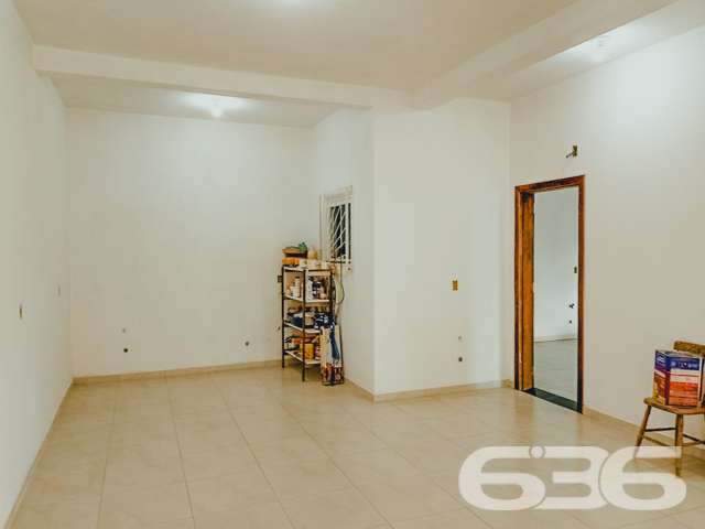 VENDE-SE SOBRADO AMPLO COM SUÍTE + DORMITÓRIO NO BAIRRO BUCAREIN - ESTUDA PERMUTA
Descubra o luxo de viver com espaço e conforto no Bairro Bucarein! Este sobrado, com 300m² de área construída averbada em um terreno de 354m², é a definição de moradia com bem-estar.
O imóvel se destaca por sua composição sofisticada: inclui garagem coberta e descoberta, garantindo espaço para todos os seus veículos. A residência conta com dormitórios aconchegantes, incluindo uma suíte, e 4 banheiros, assegurando conforto para toda a família.
A sala de estar é ampla, perfeita para momentos de relaxamento e convívio. A cozinha, integrada à sala e copa, é moderna e equipada, ideal para quem ama cozinhar. Além disso, o sobrado possui home office, duas sacadas, despensa e um quintal britado na frente, oferecendo um ambiente externo agradável e prático.
Localizado no bairro Bucarein, o imóvel está próximo a vias de acesso, shopping centers, transporte público, escolas e hospitais, proporcionando uma vida urbana conveniente e confortável.
A 636 Negócios Imobiliários, com mais de 30 anos de experiência no mercado imobiliário, tem o orgulho de apresentar esta propriedade excepcional. Para mais informações e para agendar uma visita, entre em contato conosco pelo telefone (47) 3451-0636 ou WhatsApp (47) 99190-0636.
Descubra o prazer de viver em um espaço que combina conforto e localização privilegiada.
