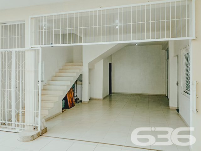 VENDE-SE SOBRADO AMPLO COM SUÍTE + DORMITÓRIO NO BAIRRO BUCAREIN - ESTUDA PERMUTA
Descubra o luxo de viver com espaço e conforto no Bairro Bucarein! Este sobrado, com 300m² de área construída averbada em um terreno de 354m², é a definição de moradia com bem-estar.
O imóvel se destaca por sua composição sofisticada: inclui garagem coberta e descoberta, garantindo espaço para todos os seus veículos. A residência conta com dormitórios aconchegantes, incluindo uma suíte, e 4 banheiros, assegurando conforto para toda a família.
A sala de estar é ampla, perfeita para momentos de relaxamento e convívio. A cozinha, integrada à sala e copa, é moderna e equipada, ideal para quem ama cozinhar. Além disso, o sobrado possui home office, duas sacadas, despensa e um quintal britado na frente, oferecendo um ambiente externo agradável e prático.
Localizado no bairro Bucarein, o imóvel está próximo a vias de acesso, shopping centers, transporte público, escolas e hospitais, proporcionando uma vida urbana conveniente e confortável.
A 636 Negócios Imobiliários, com mais de 30 anos de experiência no mercado imobiliário, tem o orgulho de apresentar esta propriedade excepcional. Para mais informações e para agendar uma visita, entre em contato conosco pelo telefone (47) 3451-0636 ou WhatsApp (47) 99190-0636.
Descubra o prazer de viver em um espaço que combina conforto e localização privilegiada.