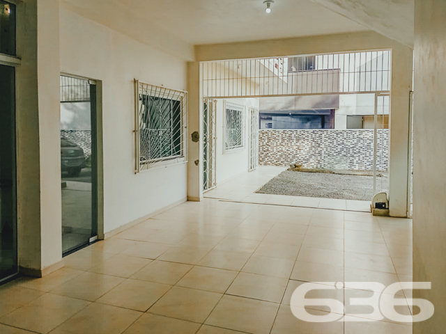 VENDE-SE SOBRADO AMPLO COM SUÍTE + DORMITÓRIO NO BAIRRO BUCAREIN - ESTUDA PERMUTA
Descubra o luxo de viver com espaço e conforto no Bairro Bucarein! Este sobrado, com 300m² de área construída averbada em um terreno de 354m², é a definição de moradia com bem-estar.
O imóvel se destaca por sua composição sofisticada: inclui garagem coberta e descoberta, garantindo espaço para todos os seus veículos. A residência conta com dormitórios aconchegantes, incluindo uma suíte, e 4 banheiros, assegurando conforto para toda a família.
A sala de estar é ampla, perfeita para momentos de relaxamento e convívio. A cozinha, integrada à sala e copa, é moderna e equipada, ideal para quem ama cozinhar. Além disso, o sobrado possui home office, duas sacadas, despensa e um quintal britado na frente, oferecendo um ambiente externo agradável e prático.
Localizado no bairro Bucarein, o imóvel está próximo a vias de acesso, shopping centers, transporte público, escolas e hospitais, proporcionando uma vida urbana conveniente e confortável.
A 636 Negócios Imobiliários, com mais de 30 anos de experiência no mercado imobiliário, tem o orgulho de apresentar esta propriedade excepcional. Para mais informações e para agendar uma visita, entre em contato conosco pelo telefone (47) 3451-0636 ou WhatsApp (47) 99190-0636.
Descubra o prazer de viver em um espaço que combina conforto e localização privilegiada.