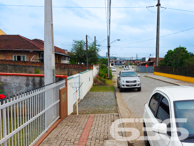 IMÓVEL COM BELO JARDIM E 3 DORMITÓRIOS NO BAIRRO ITINGA - JOINVILLE
ESTUDA PERMUTA
Descubra o encanto de viver no Itinga, Joinville, com esta casa de 130m² construídos em um terreno de 360m². Um lar que combina beleza, espaço e conforto, ideal para quem busca qualidade de vida.
Esta residência oferece três dormitórios aconchegantes, um banheiro bem distribuído, e uma sala de estar espaçosa para momentos de relaxamento e convívio. A área de serviço é prática e funcional, enquanto a copa e cozinha conjugadas proporcionam um ambiente acolhedor para refeições em família.
O destaque fica por conta do belo jardim à frente do imóvel, criando um clima encantador e acolhedor.
Além disso, a casa conta com uma área de festa com churrasqueira, perfeita para receber amigos e familiares. O portão eletrônico e o monitoramento privado garantem segurança e tranquilidade. A localização é estratégica, próxima a vias de acesso, transporte público, escolas, hospitais e serviços essenciais.
A 636 Negócios Imobiliários, com mais de 30 anos de experiência no mercado imobiliário, está pronta para lhe oferecer o melhor atendimento. Entre em contato pelo telefone (47) 3451-0636 ou WhatsApp (47) 99190-0636 para saber mais sobre esta oportunidade única no Itinga, Joinville.
Venha viver em um ambiente tranquilo e encantador, perfeito para a sua família!