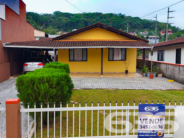 IMÓVEL COM BELO JARDIM E 3 DORMITÓRIOS NO BAIRRO ITINGA - JOINVILLE
ESTUDA PERMUTA
Descubra o encanto de viver no Itinga, Joinville, com esta casa de 130m² construídos em um terreno de 360m². Um lar que combina beleza, espaço e conforto, ideal para quem busca qualidade de vida.
Esta residência oferece três dormitórios aconchegantes, um banheiro bem distribuído, e uma sala de estar espaçosa para momentos de relaxamento e convívio. A área de serviço é prática e funcional, enquanto a copa e cozinha conjugadas proporcionam um ambiente acolhedor para refeições em família.
O destaque fica por conta do belo jardim à frente do imóvel, criando um clima encantador e acolhedor.
Além disso, a casa conta com uma área de festa com churrasqueira, perfeita para receber amigos e familiares. O portão eletrônico e o monitoramento privado garantem segurança e tranquilidade. A localização é estratégica, próxima a vias de acesso, transporte público, escolas, hospitais e serviços essenciais.
A 636 Negócios Imobiliários, com mais de 30 anos de experiência no mercado imobiliário, está pronta para lhe oferecer o melhor atendimento. Entre em contato pelo telefone (47) 3451-0636 ou WhatsApp (47) 99190-0636 para saber mais sobre esta oportunidade única no Itinga, Joinville.
Venha viver em um ambiente tranquilo e encantador, perfeito para a sua família!