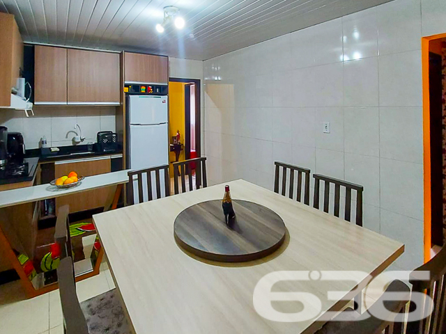 IMÓVEL COM BELO JARDIM E 3 DORMITÓRIOS NO BAIRRO ITINGA - JOINVILLE
ESTUDA PERMUTA
Descubra o encanto de viver no Itinga, Joinville, com esta casa de 130m² construídos em um terreno de 360m². Um lar que combina beleza, espaço e conforto, ideal para quem busca qualidade de vida.
Esta residência oferece três dormitórios aconchegantes, um banheiro bem distribuído, e uma sala de estar espaçosa para momentos de relaxamento e convívio. A área de serviço é prática e funcional, enquanto a copa e cozinha conjugadas proporcionam um ambiente acolhedor para refeições em família.
O destaque fica por conta do belo jardim à frente do imóvel, criando um clima encantador e acolhedor.
Além disso, a casa conta com uma área de festa com churrasqueira, perfeita para receber amigos e familiares. O portão eletrônico e o monitoramento privado garantem segurança e tranquilidade. A localização é estratégica, próxima a vias de acesso, transporte público, escolas, hospitais e serviços essenciais.
A 636 Negócios Imobiliários, com mais de 30 anos de experiência no mercado imobiliário, está pronta para lhe oferecer o melhor atendimento. Entre em contato pelo telefone (47) 3451-0636 ou WhatsApp (47) 99190-0636 para saber mais sobre esta oportunidade única no Itinga, Joinville.
Venha viver em um ambiente tranquilo e encantador, perfeito para a sua família!