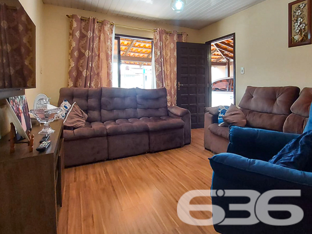 IMÓVEL COM BELO JARDIM E 3 DORMITÓRIOS NO BAIRRO ITINGA - JOINVILLE
ESTUDA PERMUTA
Descubra o encanto de viver no Itinga, Joinville, com esta casa de 130m² construídos em um terreno de 360m². Um lar que combina beleza, espaço e conforto, ideal para quem busca qualidade de vida.
Esta residência oferece três dormitórios aconchegantes, um banheiro bem distribuído, e uma sala de estar espaçosa para momentos de relaxamento e convívio. A área de serviço é prática e funcional, enquanto a copa e cozinha conjugadas proporcionam um ambiente acolhedor para refeições em família.
O destaque fica por conta do belo jardim à frente do imóvel, criando um clima encantador e acolhedor.
Além disso, a casa conta com uma área de festa com churrasqueira, perfeita para receber amigos e familiares. O portão eletrônico e o monitoramento privado garantem segurança e tranquilidade. A localização é estratégica, próxima a vias de acesso, transporte público, escolas, hospitais e serviços essenciais.
A 636 Negócios Imobiliários, com mais de 30 anos de experiência no mercado imobiliário, está pronta para lhe oferecer o melhor atendimento. Entre em contato pelo telefone (47) 3451-0636 ou WhatsApp (47) 99190-0636 para saber mais sobre esta oportunidade única no Itinga, Joinville.
Venha viver em um ambiente tranquilo e encantador, perfeito para a sua família!