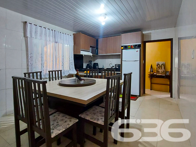 IMÓVEL COM BELO JARDIM E 3 DORMITÓRIOS NO BAIRRO ITINGA - JOINVILLE
ESTUDA PERMUTA
Descubra o encanto de viver no Itinga, Joinville, com esta casa de 130m² construídos em um terreno de 360m². Um lar que combina beleza, espaço e conforto, ideal para quem busca qualidade de vida.
Esta residência oferece três dormitórios aconchegantes, um banheiro bem distribuído, e uma sala de estar espaçosa para momentos de relaxamento e convívio. A área de serviço é prática e funcional, enquanto a copa e cozinha conjugadas proporcionam um ambiente acolhedor para refeições em família.
O destaque fica por conta do belo jardim à frente do imóvel, criando um clima encantador e acolhedor.
Além disso, a casa conta com uma área de festa com churrasqueira, perfeita para receber amigos e familiares. O portão eletrônico e o monitoramento privado garantem segurança e tranquilidade. A localização é estratégica, próxima a vias de acesso, transporte público, escolas, hospitais e serviços essenciais.
A 636 Negócios Imobiliários, com mais de 30 anos de experiência no mercado imobiliário, está pronta para lhe oferecer o melhor atendimento. Entre em contato pelo telefone (47) 3451-0636 ou WhatsApp (47) 99190-0636 para saber mais sobre esta oportunidade única no Itinga, Joinville.
Venha viver em um ambiente tranquilo e encantador, perfeito para a sua família!