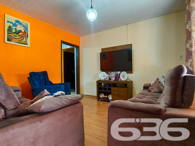 IMÓVEL COM BELO JARDIM E 3 DORMITÓRIOS NO BAIRRO ITINGA - JOINVILLE
ESTUDA PERMUTA
Descubra o encanto de viver no Itinga, Joinville, com esta casa de 130m² construídos em um terreno de 360m². Um lar que combina beleza, espaço e conforto, ideal para quem busca qualidade de vida.
Esta residência oferece três dormitórios aconchegantes, um banheiro bem distribuído, e uma sala de estar espaçosa para momentos de relaxamento e convívio. A área de serviço é prática e funcional, enquanto a copa e cozinha conjugadas proporcionam um ambiente acolhedor para refeições em família.
O destaque fica por conta do belo jardim à frente do imóvel, criando um clima encantador e acolhedor.
Além disso, a casa conta com uma área de festa com churrasqueira, perfeita para receber amigos e familiares. O portão eletrônico e o monitoramento privado garantem segurança e tranquilidade. A localização é estratégica, próxima a vias de acesso, transporte público, escolas, hospitais e serviços essenciais.
A 636 Negócios Imobiliários, com mais de 30 anos de experiência no mercado imobiliário, está pronta para lhe oferecer o melhor atendimento. Entre em contato pelo telefone (47) 3451-0636 ou WhatsApp (47) 99190-0636 para saber mais sobre esta oportunidade única no Itinga, Joinville.
Venha viver em um ambiente tranquilo e encantador, perfeito para a sua família!