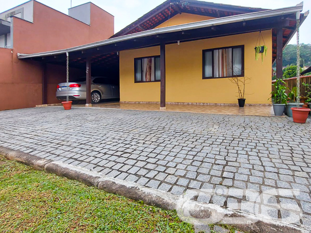IMÓVEL COM BELO JARDIM E 3 DORMITÓRIOS NO BAIRRO ITINGA - JOINVILLE
ESTUDA PERMUTA
Descubra o encanto de viver no Itinga, Joinville, com esta casa de 130m² construídos em um terreno de 360m². Um lar que combina beleza, espaço e conforto, ideal para quem busca qualidade de vida.
Esta residência oferece três dormitórios aconchegantes, um banheiro bem distribuído, e uma sala de estar espaçosa para momentos de relaxamento e convívio. A área de serviço é prática e funcional, enquanto a copa e cozinha conjugadas proporcionam um ambiente acolhedor para refeições em família.
O destaque fica por conta do belo jardim à frente do imóvel, criando um clima encantador e acolhedor.
Além disso, a casa conta com uma área de festa com churrasqueira, perfeita para receber amigos e familiares. O portão eletrônico e o monitoramento privado garantem segurança e tranquilidade. A localização é estratégica, próxima a vias de acesso, transporte público, escolas, hospitais e serviços essenciais.
A 636 Negócios Imobiliários, com mais de 30 anos de experiência no mercado imobiliário, está pronta para lhe oferecer o melhor atendimento. Entre em contato pelo telefone (47) 3451-0636 ou WhatsApp (47) 99190-0636 para saber mais sobre esta oportunidade única no Itinga, Joinville.
Venha viver em um ambiente tranquilo e encantador, perfeito para a sua família!
