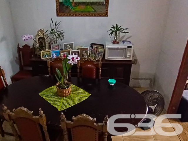 IMÓVEL À VENDA COM 3 DORMITÓRIOS NO BAIRRO PARANAGUAMIRIM

Descubra o potencial deste imóvel situado no coração do bairro Paranaguamirim, uma propriedade que combina espaço, conforto e a possibilidade de personalização ao seu gosto.

Com um terreno de 360m² e 90m² de área construída, esta casa oferece 3 dormitórios, 2 banheiros, salas de estar e jantar integradas, cozinha com móveis, área de serviço e uma generosa área de festas com churrasqueira e forno a lenha, ideal para reunir amigos e família.

Além de contar com garagem coberta e descoberta, o imóvel é totalmente murado, garantindo privacidade e segurança. O amplo quintal com jardim oferece um espaço verde para relaxar e desfrutar do ar livre, enquanto a estrutura existente, embora simples, apresenta um excelente potencial para reformas e personalização, transformando-a na casa dos seus sonhos.

Localizada no bairro Paranaguamirim, esta casa está em uma área tranquila, perfeita para quem busca paz sem abrir mão da conveniência de estar próximo a serviços essenciais. A região oferece fácil acesso a vias de transporte, escolas, hospitais e áreas de lazer, garantindo uma vida prática e confortável.

Na 636 Negócios Imobiliários, entendemos que cada cliente é único e seus sonhos também. Este imóvel representa uma excelente oportunidade para quem deseja personalizar seu espaço e criar um lar verdadeiramente seu. Entre em contato conosco pelo telefone: (47) 3451-0636 ou WhatsApp: (47) 99190-0636 e deixe-nos ajudá-lo a realizar seu sonho.

Descubra mais sobre esta e outras oportunidades em nosso site: i636.com.br