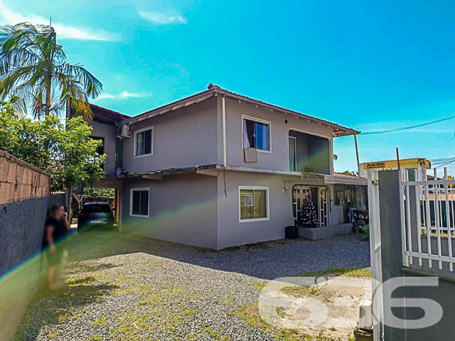 AMPLO SOBRADO NO BAIRRO ITINGA, JOINVILLE – 4 DORMITÓRIOS E ÁREA DE FESTAS - ESTUDA PERMUTA

Descubra este amplo sobrado de 170m² no bairro Itinga, em Joinville, um verdadeiro espaço de conforto e praticidade. Situado em um terreno de 356m², este imóvel bem arejado é perfeito para quem busca espaço e qualidade de vida.

O sobrado oferece 4 garagens, sendo 2 cobertas e 2 descobertas, garantindo espaço e segurança para seus veículos. Com 4 dormitórios, cada um é um convite ao conforto e ao descanso.

As 2 salas de estar são espaçosas e acolhedoras, ideais para momentos relaxantes em família. As 2 cozinhas, equipadas com móveis de qualidade, são perfeitas para quem ama cozinhar. As 2 áreas de serviço facilitam a organização do dia a dia.

A área de festa com churrasqueira é ideal para entretenimento e celebrações. Além disso, o imóvel conta com 2 sacadas, grades, é totalmente murado, oferecendo segurança e privacidade.

Localizado no bairro Itinga, este sobrado está próximo a vias de acesso, transporte público, escolas e serviços públicos essenciais, garantindo uma vida prática e confortável.

A 636 Negócios Imobiliários, com mais de 30 anos de experiência, está pronta para ajudá-lo a encontrar o lar dos seus sonhos. Nossa equipe de especialistas está à disposição para oferecer o melhor atendimento. Entre em contato conosco pelo telefone: (47) 3451-0636 ou WhatsApp: (47) 99190-0636.

Este e outros milhares de imóveis no site: i636.com.br