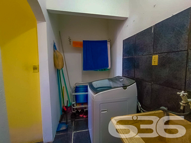 AMPLO SOBRADO NO BAIRRO ITINGA, JOINVILLE – 4 DORMITÓRIOS E ÁREA DE FESTAS - ESTUDA PERMUTA

Descubra este amplo sobrado de 170m² no bairro Itinga, em Joinville, um verdadeiro espaço de conforto e praticidade. Situado em um terreno de 356m², este imóvel bem arejado é perfeito para quem busca espaço e qualidade de vida.

O sobrado oferece 4 garagens, sendo 2 cobertas e 2 descobertas, garantindo espaço e segurança para seus veículos. Com 4 dormitórios, cada um é um convite ao conforto e ao descanso.

As 2 salas de estar são espaçosas e acolhedoras, ideais para momentos relaxantes em família. As 2 cozinhas, equipadas com móveis de qualidade, são perfeitas para quem ama cozinhar. As 2 áreas de serviço facilitam a organização do dia a dia.

A área de festa com churrasqueira é ideal para entretenimento e celebrações. Além disso, o imóvel conta com 2 sacadas, grades, é totalmente murado, oferecendo segurança e privacidade.

Localizado no bairro Itinga, este sobrado está próximo a vias de acesso, transporte público, escolas e serviços públicos essenciais, garantindo uma vida prática e confortável.

A 636 Negócios Imobiliários, com mais de 30 anos de experiência, está pronta para ajudá-lo a encontrar o lar dos seus sonhos. Nossa equipe de especialistas está à disposição para oferecer o melhor atendimento. Entre em contato conosco pelo telefone: (47) 3451-0636 ou WhatsApp: (47) 99190-0636.

Este e outros milhares de imóveis no site: i636.com.br