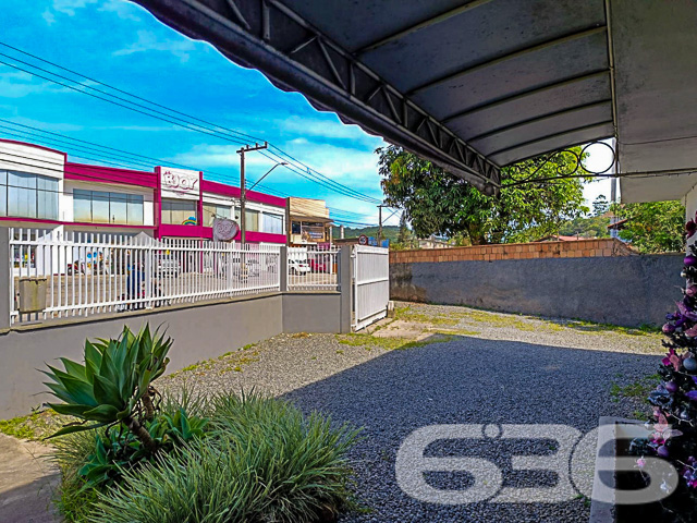 AMPLO SOBRADO NO BAIRRO ITINGA, JOINVILLE – 4 DORMITÓRIOS E ÁREA DE FESTAS - ESTUDA PERMUTA

Descubra este amplo sobrado de 170m² no bairro Itinga, em Joinville, um verdadeiro espaço de conforto e praticidade. Situado em um terreno de 356m², este imóvel bem arejado é perfeito para quem busca espaço e qualidade de vida.

O sobrado oferece 4 garagens, sendo 2 cobertas e 2 descobertas, garantindo espaço e segurança para seus veículos. Com 4 dormitórios, cada um é um convite ao conforto e ao descanso.

As 2 salas de estar são espaçosas e acolhedoras, ideais para momentos relaxantes em família. As 2 cozinhas, equipadas com móveis de qualidade, são perfeitas para quem ama cozinhar. As 2 áreas de serviço facilitam a organização do dia a dia.

A área de festa com churrasqueira é ideal para entretenimento e celebrações. Além disso, o imóvel conta com 2 sacadas, grades, é totalmente murado, oferecendo segurança e privacidade.

Localizado no bairro Itinga, este sobrado está próximo a vias de acesso, transporte público, escolas e serviços públicos essenciais, garantindo uma vida prática e confortável.

A 636 Negócios Imobiliários, com mais de 30 anos de experiência, está pronta para ajudá-lo a encontrar o lar dos seus sonhos. Nossa equipe de especialistas está à disposição para oferecer o melhor atendimento. Entre em contato conosco pelo telefone: (47) 3451-0636 ou WhatsApp: (47) 99190-0636.

Este e outros milhares de imóveis no site: i636.com.br