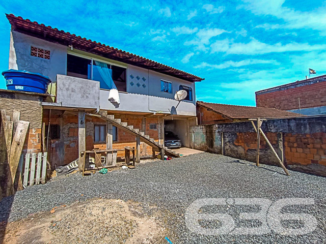 AMPLO SOBRADO NO BAIRRO ITINGA, JOINVILLE – 4 DORMITÓRIOS E ÁREA DE FESTAS - ESTUDA PERMUTA

Descubra este amplo sobrado de 170m² no bairro Itinga, em Joinville, um verdadeiro espaço de conforto e praticidade. Situado em um terreno de 356m², este imóvel bem arejado é perfeito para quem busca espaço e qualidade de vida.

O sobrado oferece 4 garagens, sendo 2 cobertas e 2 descobertas, garantindo espaço e segurança para seus veículos. Com 4 dormitórios, cada um é um convite ao conforto e ao descanso.

As 2 salas de estar são espaçosas e acolhedoras, ideais para momentos relaxantes em família. As 2 cozinhas, equipadas com móveis de qualidade, são perfeitas para quem ama cozinhar. As 2 áreas de serviço facilitam a organização do dia a dia.

A área de festa com churrasqueira é ideal para entretenimento e celebrações. Além disso, o imóvel conta com 2 sacadas, grades, é totalmente murado, oferecendo segurança e privacidade.

Localizado no bairro Itinga, este sobrado está próximo a vias de acesso, transporte público, escolas e serviços públicos essenciais, garantindo uma vida prática e confortável.

A 636 Negócios Imobiliários, com mais de 30 anos de experiência, está pronta para ajudá-lo a encontrar o lar dos seus sonhos. Nossa equipe de especialistas está à disposição para oferecer o melhor atendimento. Entre em contato conosco pelo telefone: (47) 3451-0636 ou WhatsApp: (47) 99190-0636.

Este e outros milhares de imóveis no site: i636.com.br