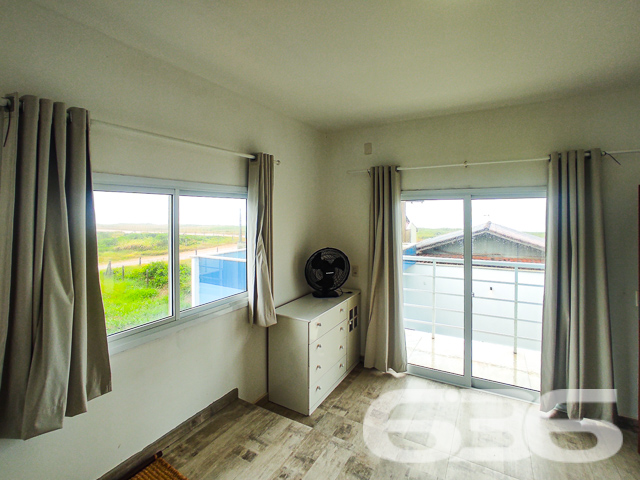 LINDO SOBRADO COM 3 DORMITÓRIOS NO ERVINO, SÃO FRANCISCO DO SUL!
Descubra este lindo sobrado de 199,32m² no bairro Ervino, em São Francisco do Sul, situado em um terreno de 300m². Com 3 dormitórios, 3 banheiros e uma vista deslumbrante para o mar, este imóvel praticamente novo é perfeito para quem busca conforto e beleza.
O sobrado oferece 2 garagens cobertas, garantindo espaço e segurança para seus veículos. A sala de estar e jantar são integradas, criando um ambiente acolhedor e elegante. A cozinha, conjugada com a copa, é moderna e funcional.
A área de serviço é bem planejada, otimizando as tarefas diárias. Além disso, o imóvel conta com 3 sacadas, proporcionando uma vista encantadora do mar. A área de festa com churrasqueira é perfeita para desfrutar de momentos de lazer e celebrações.
Localizado no bairro Ervino, esta propriedade está próxima a vias de acesso, transporte público, escolas e serviços essenciais, garantindo uma vida prática e confortável. A proximidade com o mar oferece uma experiência única de viver no litoral catarinense, combinando a serenidade da natureza com a conveniência urbana.
A 636 Negócios Imobiliários, com mais de 30 anos de experiência, está pronta para ajudá-lo a realizar o sonho da casa com vista para o mar. Nossa equipe de especialistas está à disposição para oferecer o melhor atendimento. Entre em contato conosco pelo telefone: (47) 3448-3636 ou WhatsApp: (47) 99190-0636.
Este e outros milhares de imóveis no site: i636.com.br