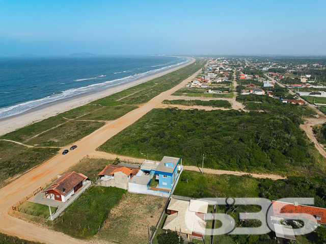 LINDO SOBRADO COM 3 DORMITÓRIOS NO ERVINO, SÃO FRANCISCO DO SUL!
Descubra este lindo sobrado de 199,32m² no bairro Ervino, em São Francisco do Sul, situado em um terreno de 300m². Com 3 dormitórios, 3 banheiros e uma vista deslumbrante para o mar, este imóvel praticamente novo é perfeito para quem busca conforto e beleza.
O sobrado oferece 2 garagens cobertas, garantindo espaço e segurança para seus veículos. A sala de estar e jantar são integradas, criando um ambiente acolhedor e elegante. A cozinha, conjugada com a copa, é moderna e funcional.
A área de serviço é bem planejada, otimizando as tarefas diárias. Além disso, o imóvel conta com 3 sacadas, proporcionando uma vista encantadora do mar. A área de festa com churrasqueira é perfeita para desfrutar de momentos de lazer e celebrações.
Localizado no bairro Ervino, esta propriedade está próxima a vias de acesso, transporte público, escolas e serviços essenciais, garantindo uma vida prática e confortável. A proximidade com o mar oferece uma experiência única de viver no litoral catarinense, combinando a serenidade da natureza com a conveniência urbana.
A 636 Negócios Imobiliários, com mais de 30 anos de experiência, está pronta para ajudá-lo a realizar o sonho da casa com vista para o mar. Nossa equipe de especialistas está à disposição para oferecer o melhor atendimento. Entre em contato conosco pelo telefone: (47) 3448-3636 ou WhatsApp: (47) 99190-0636.
Este e outros milhares de imóveis no site: i636.com.br