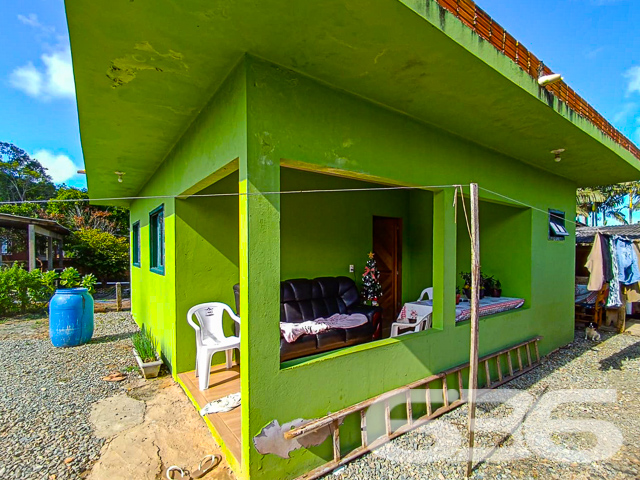 Casa Charmosa na Praia de Itaguaçu, Bairro Ubatuba, São Francisco do Sul - ESTUDA PERMUTA
Seu refúgio à beira-mar espera por você! Apresentamos uma encantadora casa situada em um local tranquilo, a apenas 1300 metros da deslumbrante Praia de Itaguaçu, no pitoresco Bairro Ubatuba, em São Francisco do Sul.
• Ambiente Tranquilo: Desfrute da serenidade de um bairro calmo, longe do bulício da cidade, proporcionando paz e privacidade para você e sua família.
• Espaço Aconchegante: Uma casa simples, porém charmosa, com ambientes bem distribuídos, proporcionando conforto e praticidade.
• Um espaço ao ar livre perfeito para relaxar, fazer churrascos e desfrutar do clima ameno de São Francisco do Sul.
• Quartos: 2
• Banheiros: 1
• Vagas de Garagem Descoberta, para 5 carros
Aproveite a oportunidade de morar a poucos passos da praia, em um ambiente tranquilo e acolhedor. Sua nova vida à beira-mar começa aqui!
Ficou interessado? Entre em contato conosco!
Telefone| 47 3451-0636
WhatsApp| 47 99190-0636