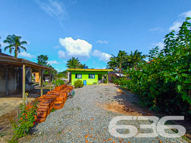 Casa Charmosa na Praia de Itaguaçu, Bairro Ubatuba, São Francisco do Sul - ESTUDA PERMUTA
Seu refúgio à beira-mar espera por você! Apresentamos uma encantadora casa situada em um local tranquilo, a apenas 1300 metros da deslumbrante Praia de Itaguaçu, no pitoresco Bairro Ubatuba, em São Francisco do Sul.
• Ambiente Tranquilo: Desfrute da serenidade de um bairro calmo, longe do bulício da cidade, proporcionando paz e privacidade para você e sua família.
• Espaço Aconchegante: Uma casa simples, porém charmosa, com ambientes bem distribuídos, proporcionando conforto e praticidade.
• Um espaço ao ar livre perfeito para relaxar, fazer churrascos e desfrutar do clima ameno de São Francisco do Sul.
• Quartos: 2
• Banheiros: 1
• Vagas de Garagem Descoberta, para 5 carros
Aproveite a oportunidade de morar a poucos passos da praia, em um ambiente tranquilo e acolhedor. Sua nova vida à beira-mar começa aqui!
Ficou interessado? Entre em contato conosco!
Telefone| 47 3451-0636
WhatsApp| 47 99190-0636