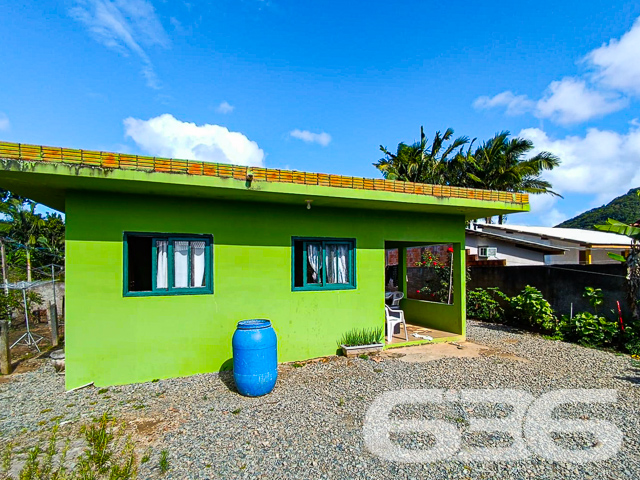 Casa Charmosa na Praia de Itaguaçu, Bairro Ubatuba, São Francisco do Sul - ESTUDA PERMUTA
Seu refúgio à beira-mar espera por você! Apresentamos uma encantadora casa situada em um local tranquilo, a apenas 1300 metros da deslumbrante Praia de Itaguaçu, no pitoresco Bairro Ubatuba, em São Francisco do Sul.
• Ambiente Tranquilo: Desfrute da serenidade de um bairro calmo, longe do bulício da cidade, proporcionando paz e privacidade para você e sua família.
• Espaço Aconchegante: Uma casa simples, porém charmosa, com ambientes bem distribuídos, proporcionando conforto e praticidade.
• Um espaço ao ar livre perfeito para relaxar, fazer churrascos e desfrutar do clima ameno de São Francisco do Sul.
• Quartos: 2
• Banheiros: 1
• Vagas de Garagem Descoberta, para 5 carros
Aproveite a oportunidade de morar a poucos passos da praia, em um ambiente tranquilo e acolhedor. Sua nova vida à beira-mar começa aqui!
Ficou interessado? Entre em contato conosco!
Telefone| 47 3451-0636
WhatsApp| 47 99190-0636