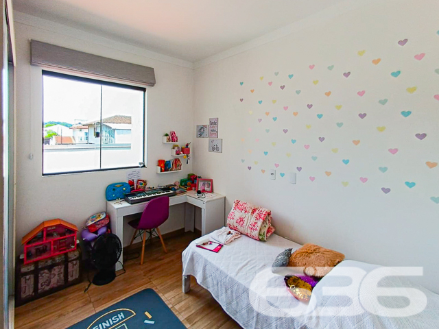 SOBRADO COM 2 DORMITÓRIOS NO BAIRRO JARDIM SOFIA
Descubra este confortável e moderno sobrado geminado de 77m² no bairro Jardim Sofia, uma oportunidade perfeita para quem busca um lar aconchegante e bem localizado. Com uma combinação ideal de design e funcionalidade, este imóvel é ideal para a vida contemporânea.
Este sobrado oferece uma garagem coberta e outra descoberta, garantindo comodidade para seus veículos. Com 2 dormitórios e um banheiro, cada espaço foi pensado para proporcionar conforto e privacidade.
A sala de estar é acolhedora, perfeita para momentos relaxantes em família. A cozinha é prática e funcional, ideal para preparar suas refeições favoritas. O imóvel também conta com um lavabo, sacada, e uma área de festa com churrasqueira, oferecendo conforto e estilo.
Localizado no bairro Jardim Sofia, este sobrado está próximo a vias de acesso, shopping centers, transporte público, escolas e serviços essenciais, tornando-o uma opção conveniente e desejável para moradia.
O imóvel é murado, oferecendo segurança e privacidade, e conta com móveis embutidos, pergolado, tornando-o ainda mais especial.
A 636 Negócios Imobiliários, com mais de 30 anos de experiência, está pronta para ajudá-lo a encontrar o sobrado dos seus sonhos. Nossa equipe de especialistas está à disposição para oferecer o melhor atendimento. Entre em contato conosco pelo telefone: (47) 3451-0636 ou WhatsApp: (47) 99190-0636.
Este e outros milhares de imóveis no site: i636.com.br