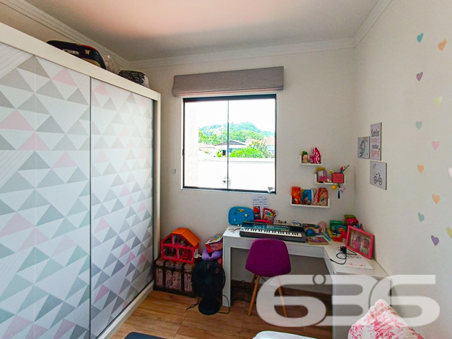 SOBRADO COM 2 DORMITÓRIOS NO BAIRRO JARDIM SOFIA
Descubra este confortável e moderno sobrado geminado de 77m² no bairro Jardim Sofia, uma oportunidade perfeita para quem busca um lar aconchegante e bem localizado. Com uma combinação ideal de design e funcionalidade, este imóvel é ideal para a vida contemporânea.
Este sobrado oferece uma garagem coberta e outra descoberta, garantindo comodidade para seus veículos. Com 2 dormitórios e um banheiro, cada espaço foi pensado para proporcionar conforto e privacidade.
A sala de estar é acolhedora, perfeita para momentos relaxantes em família. A cozinha é prática e funcional, ideal para preparar suas refeições favoritas. O imóvel também conta com um lavabo, sacada, e uma área de festa com churrasqueira, oferecendo conforto e estilo.
Localizado no bairro Jardim Sofia, este sobrado está próximo a vias de acesso, shopping centers, transporte público, escolas e serviços essenciais, tornando-o uma opção conveniente e desejável para moradia.
O imóvel é murado, oferecendo segurança e privacidade, e conta com móveis embutidos, pergolado, tornando-o ainda mais especial.
A 636 Negócios Imobiliários, com mais de 30 anos de experiência, está pronta para ajudá-lo a encontrar o sobrado dos seus sonhos. Nossa equipe de especialistas está à disposição para oferecer o melhor atendimento. Entre em contato conosco pelo telefone: (47) 3451-0636 ou WhatsApp: (47) 99190-0636.
Este e outros milhares de imóveis no site: i636.com.br