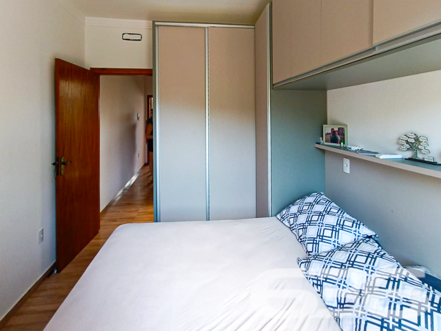 SOBRADO COM 2 DORMITÓRIOS NO BAIRRO JARDIM SOFIA
Descubra este confortável e moderno sobrado geminado de 77m² no bairro Jardim Sofia, uma oportunidade perfeita para quem busca um lar aconchegante e bem localizado. Com uma combinação ideal de design e funcionalidade, este imóvel é ideal para a vida contemporânea.
Este sobrado oferece uma garagem coberta e outra descoberta, garantindo comodidade para seus veículos. Com 2 dormitórios e um banheiro, cada espaço foi pensado para proporcionar conforto e privacidade.
A sala de estar é acolhedora, perfeita para momentos relaxantes em família. A cozinha é prática e funcional, ideal para preparar suas refeições favoritas. O imóvel também conta com um lavabo, sacada, e uma área de festa com churrasqueira, oferecendo conforto e estilo.
Localizado no bairro Jardim Sofia, este sobrado está próximo a vias de acesso, shopping centers, transporte público, escolas e serviços essenciais, tornando-o uma opção conveniente e desejável para moradia.
O imóvel é murado, oferecendo segurança e privacidade, e conta com móveis embutidos, pergolado, tornando-o ainda mais especial.
A 636 Negócios Imobiliários, com mais de 30 anos de experiência, está pronta para ajudá-lo a encontrar o sobrado dos seus sonhos. Nossa equipe de especialistas está à disposição para oferecer o melhor atendimento. Entre em contato conosco pelo telefone: (47) 3451-0636 ou WhatsApp: (47) 99190-0636.
Este e outros milhares de imóveis no site: i636.com.br