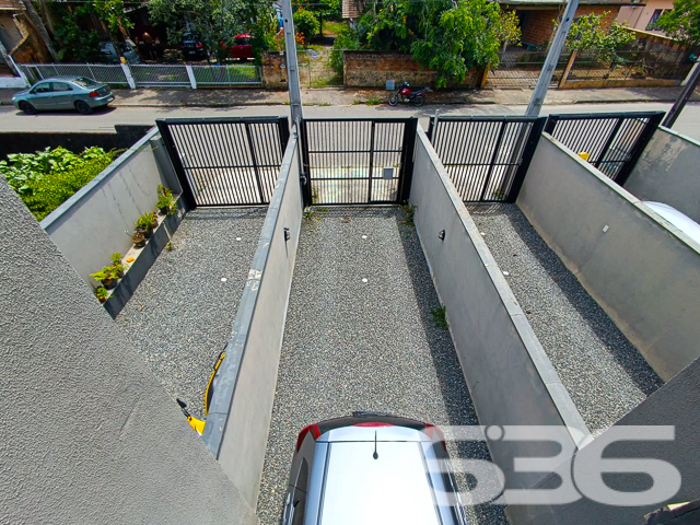 SOBRADO COM 2 DORMITÓRIOS NO BAIRRO JARDIM SOFIA
Descubra este confortável e moderno sobrado geminado de 77m² no bairro Jardim Sofia, uma oportunidade perfeita para quem busca um lar aconchegante e bem localizado. Com uma combinação ideal de design e funcionalidade, este imóvel é ideal para a vida contemporânea.
Este sobrado oferece uma garagem coberta e outra descoberta, garantindo comodidade para seus veículos. Com 2 dormitórios e um banheiro, cada espaço foi pensado para proporcionar conforto e privacidade.
A sala de estar é acolhedora, perfeita para momentos relaxantes em família. A cozinha é prática e funcional, ideal para preparar suas refeições favoritas. O imóvel também conta com um lavabo, sacada, e uma área de festa com churrasqueira, oferecendo conforto e estilo.
Localizado no bairro Jardim Sofia, este sobrado está próximo a vias de acesso, shopping centers, transporte público, escolas e serviços essenciais, tornando-o uma opção conveniente e desejável para moradia.
O imóvel é murado, oferecendo segurança e privacidade, e conta com móveis embutidos, pergolado, tornando-o ainda mais especial.
A 636 Negócios Imobiliários, com mais de 30 anos de experiência, está pronta para ajudá-lo a encontrar o sobrado dos seus sonhos. Nossa equipe de especialistas está à disposição para oferecer o melhor atendimento. Entre em contato conosco pelo telefone: (47) 3451-0636 ou WhatsApp: (47) 99190-0636.
Este e outros milhares de imóveis no site: i636.com.br