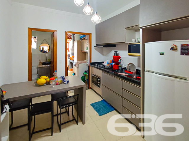SOBRADO COM 2 DORMITÓRIOS NO BAIRRO JARDIM SOFIA
Descubra este confortável e moderno sobrado geminado de 77m² no bairro Jardim Sofia, uma oportunidade perfeita para quem busca um lar aconchegante e bem localizado. Com uma combinação ideal de design e funcionalidade, este imóvel é ideal para a vida contemporânea.
Este sobrado oferece uma garagem coberta e outra descoberta, garantindo comodidade para seus veículos. Com 2 dormitórios e um banheiro, cada espaço foi pensado para proporcionar conforto e privacidade.
A sala de estar é acolhedora, perfeita para momentos relaxantes em família. A cozinha é prática e funcional, ideal para preparar suas refeições favoritas. O imóvel também conta com um lavabo, sacada, e uma área de festa com churrasqueira, oferecendo conforto e estilo.
Localizado no bairro Jardim Sofia, este sobrado está próximo a vias de acesso, shopping centers, transporte público, escolas e serviços essenciais, tornando-o uma opção conveniente e desejável para moradia.
O imóvel é murado, oferecendo segurança e privacidade, e conta com móveis embutidos, pergolado, tornando-o ainda mais especial.
A 636 Negócios Imobiliários, com mais de 30 anos de experiência, está pronta para ajudá-lo a encontrar o sobrado dos seus sonhos. Nossa equipe de especialistas está à disposição para oferecer o melhor atendimento. Entre em contato conosco pelo telefone: (47) 3451-0636 ou WhatsApp: (47) 99190-0636.
Este e outros milhares de imóveis no site: i636.com.br