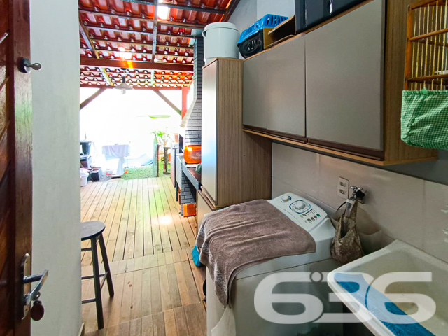 SOBRADO COM 2 DORMITÓRIOS NO BAIRRO JARDIM SOFIA
Descubra este confortável e moderno sobrado geminado de 77m² no bairro Jardim Sofia, uma oportunidade perfeita para quem busca um lar aconchegante e bem localizado. Com uma combinação ideal de design e funcionalidade, este imóvel é ideal para a vida contemporânea.
Este sobrado oferece uma garagem coberta e outra descoberta, garantindo comodidade para seus veículos. Com 2 dormitórios e um banheiro, cada espaço foi pensado para proporcionar conforto e privacidade.
A sala de estar é acolhedora, perfeita para momentos relaxantes em família. A cozinha é prática e funcional, ideal para preparar suas refeições favoritas. O imóvel também conta com um lavabo, sacada, e uma área de festa com churrasqueira, oferecendo conforto e estilo.
Localizado no bairro Jardim Sofia, este sobrado está próximo a vias de acesso, shopping centers, transporte público, escolas e serviços essenciais, tornando-o uma opção conveniente e desejável para moradia.
O imóvel é murado, oferecendo segurança e privacidade, e conta com móveis embutidos, pergolado, tornando-o ainda mais especial.
A 636 Negócios Imobiliários, com mais de 30 anos de experiência, está pronta para ajudá-lo a encontrar o sobrado dos seus sonhos. Nossa equipe de especialistas está à disposição para oferecer o melhor atendimento. Entre em contato conosco pelo telefone: (47) 3451-0636 ou WhatsApp: (47) 99190-0636.
Este e outros milhares de imóveis no site: i636.com.br