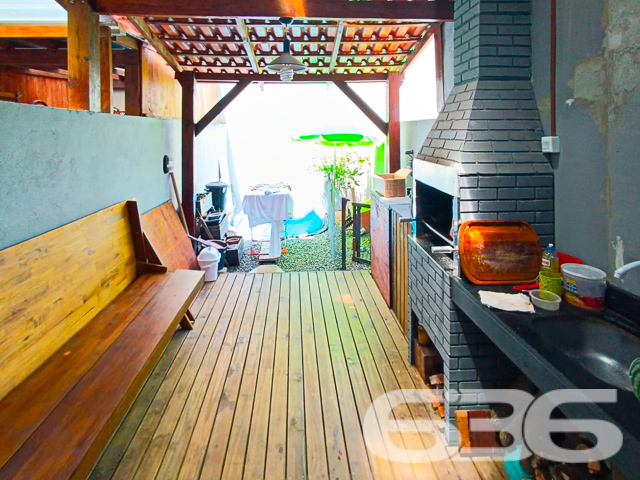 SOBRADO COM 2 DORMITÓRIOS NO BAIRRO JARDIM SOFIA
Descubra este confortável e moderno sobrado geminado de 77m² no bairro Jardim Sofia, uma oportunidade perfeita para quem busca um lar aconchegante e bem localizado. Com uma combinação ideal de design e funcionalidade, este imóvel é ideal para a vida contemporânea.
Este sobrado oferece uma garagem coberta e outra descoberta, garantindo comodidade para seus veículos. Com 2 dormitórios e um banheiro, cada espaço foi pensado para proporcionar conforto e privacidade.
A sala de estar é acolhedora, perfeita para momentos relaxantes em família. A cozinha é prática e funcional, ideal para preparar suas refeições favoritas. O imóvel também conta com um lavabo, sacada, e uma área de festa com churrasqueira, oferecendo conforto e estilo.
Localizado no bairro Jardim Sofia, este sobrado está próximo a vias de acesso, shopping centers, transporte público, escolas e serviços essenciais, tornando-o uma opção conveniente e desejável para moradia.
O imóvel é murado, oferecendo segurança e privacidade, e conta com móveis embutidos, pergolado, tornando-o ainda mais especial.
A 636 Negócios Imobiliários, com mais de 30 anos de experiência, está pronta para ajudá-lo a encontrar o sobrado dos seus sonhos. Nossa equipe de especialistas está à disposição para oferecer o melhor atendimento. Entre em contato conosco pelo telefone: (47) 3451-0636 ou WhatsApp: (47) 99190-0636.
Este e outros milhares de imóveis no site: i636.com.br
