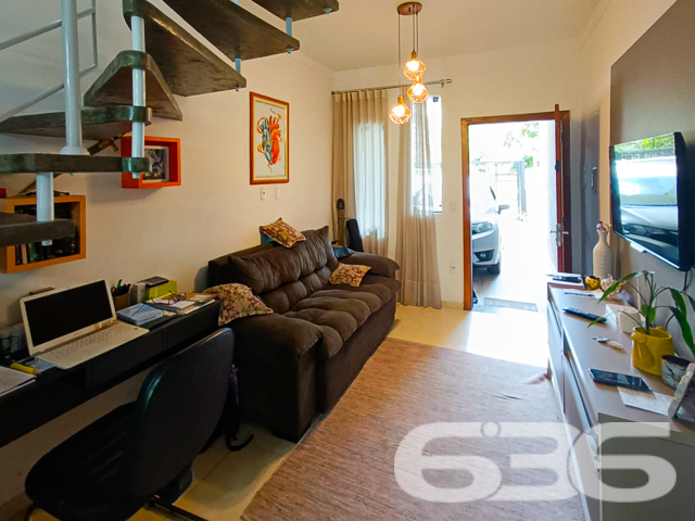SOBRADO COM 2 DORMITÓRIOS NO BAIRRO JARDIM SOFIA
Descubra este confortável e moderno sobrado geminado de 77m² no bairro Jardim Sofia, uma oportunidade perfeita para quem busca um lar aconchegante e bem localizado. Com uma combinação ideal de design e funcionalidade, este imóvel é ideal para a vida contemporânea.
Este sobrado oferece uma garagem coberta e outra descoberta, garantindo comodidade para seus veículos. Com 2 dormitórios e um banheiro, cada espaço foi pensado para proporcionar conforto e privacidade.
A sala de estar é acolhedora, perfeita para momentos relaxantes em família. A cozinha é prática e funcional, ideal para preparar suas refeições favoritas. O imóvel também conta com um lavabo, sacada, e uma área de festa com churrasqueira, oferecendo conforto e estilo.
Localizado no bairro Jardim Sofia, este sobrado está próximo a vias de acesso, shopping centers, transporte público, escolas e serviços essenciais, tornando-o uma opção conveniente e desejável para moradia.
O imóvel é murado, oferecendo segurança e privacidade, e conta com móveis embutidos, pergolado, tornando-o ainda mais especial.
A 636 Negócios Imobiliários, com mais de 30 anos de experiência, está pronta para ajudá-lo a encontrar o sobrado dos seus sonhos. Nossa equipe de especialistas está à disposição para oferecer o melhor atendimento. Entre em contato conosco pelo telefone: (47) 3451-0636 ou WhatsApp: (47) 99190-0636.
Este e outros milhares de imóveis no site: i636.com.br