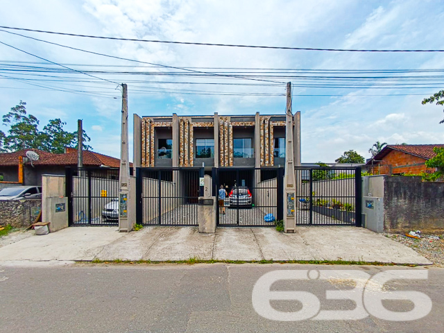 SOBRADO COM 2 DORMITÓRIOS NO BAIRRO JARDIM SOFIA
Descubra este confortável e moderno sobrado geminado de 77m² no bairro Jardim Sofia, uma oportunidade perfeita para quem busca um lar aconchegante e bem localizado. Com uma combinação ideal de design e funcionalidade, este imóvel é ideal para a vida contemporânea.
Este sobrado oferece uma garagem coberta e outra descoberta, garantindo comodidade para seus veículos. Com 2 dormitórios e um banheiro, cada espaço foi pensado para proporcionar conforto e privacidade.
A sala de estar é acolhedora, perfeita para momentos relaxantes em família. A cozinha é prática e funcional, ideal para preparar suas refeições favoritas. O imóvel também conta com um lavabo, sacada, e uma área de festa com churrasqueira, oferecendo conforto e estilo.
Localizado no bairro Jardim Sofia, este sobrado está próximo a vias de acesso, shopping centers, transporte público, escolas e serviços essenciais, tornando-o uma opção conveniente e desejável para moradia.
O imóvel é murado, oferecendo segurança e privacidade, e conta com móveis embutidos, pergolado, tornando-o ainda mais especial.
A 636 Negócios Imobiliários, com mais de 30 anos de experiência, está pronta para ajudá-lo a encontrar o sobrado dos seus sonhos. Nossa equipe de especialistas está à disposição para oferecer o melhor atendimento. Entre em contato conosco pelo telefone: (47) 3451-0636 ou WhatsApp: (47) 99190-0636.
Este e outros milhares de imóveis no site: i636.com.br