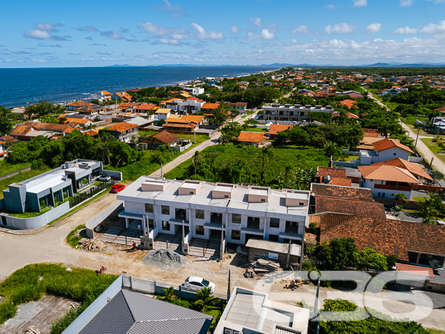 IMÓVEL COM SUÍTE + 2 QUARTOS NO BAIRRO SALINAS
Descubra o prazer de viver com estilo e conforto neste belo geminado sobrado em Balneário Barra do Sul, bairro Salinas. Com 120,41m² de área construída, este imóvel se destaca por sua arquitetura moderna, pé direito elevado, e uma frente ampla que convida a momentos de relaxamento e lazer.
Localizado em uma das regiões mais procuradas e próximas ao mar, este imóvel oferece 2 dormitórios, suíte, 2 banheiros, sala de estar, cozinha planejada, sacada, garagem coberta e descoberta, garantindo espaço e privacidade para toda a família.
A estrutura é complementada por ser totalmente murado, permitindo animais, e com fácil acesso às principais vias, transporte público e serviços essenciais.
Balneário Barra do Sul é conhecido por suas belas praias, tranquilidade e qualidade de vida. Morar no bairro Salinas significa estar perto da natureza, com a conveniência de estar a poucos passos do mar, em uma área que oferece uma infraestrutura completa para seu bem-estar e lazer.
Na 636 Negócios Imobiliários, entendemos que sua casa é o cenário de sua vida. Por isso, oferecemos imóveis que combinam qualidade, localização e conforto. Para saber mais sobre este imóvel excepcional, entre em contato pelo telefone: (47) 3448-3636 ou WhatsApp: (47) 99190-0636.
Faça deste geminado sobrado o seu novo lar. Este e outros milhares de imóveis você encontra no site: i636.com.br