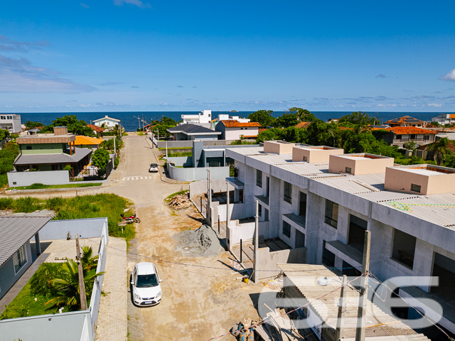 IMÓVEL COM SUÍTE + 2 QUARTOS NO BAIRRO SALINAS
Descubra o prazer de viver com estilo e conforto neste belo geminado sobrado em Balneário Barra do Sul, bairro Salinas. Com 120,41m² de área construída, este imóvel se destaca por sua arquitetura moderna, pé direito elevado, e uma frente ampla que convida a momentos de relaxamento e lazer.
Localizado em uma das regiões mais procuradas e próximas ao mar, este imóvel oferece 2 dormitórios, suíte, 2 banheiros, sala de estar, cozinha planejada, sacada, garagem coberta e descoberta, garantindo espaço e privacidade para toda a família.
A estrutura é complementada por ser totalmente murado, permitindo animais, e com fácil acesso às principais vias, transporte público e serviços essenciais.
Balneário Barra do Sul é conhecido por suas belas praias, tranquilidade e qualidade de vida. Morar no bairro Salinas significa estar perto da natureza, com a conveniência de estar a poucos passos do mar, em uma área que oferece uma infraestrutura completa para seu bem-estar e lazer.
Na 636 Negócios Imobiliários, entendemos que sua casa é o cenário de sua vida. Por isso, oferecemos imóveis que combinam qualidade, localização e conforto. Para saber mais sobre este imóvel excepcional, entre em contato pelo telefone: (47) 3448-3636 ou WhatsApp: (47) 99190-0636.
Faça deste geminado sobrado o seu novo lar. Este e outros milhares de imóveis você encontra no site: i636.com.br