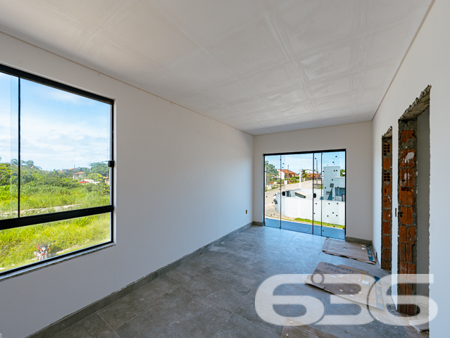 IMÓVEL COM SUÍTE + 2 QUARTOS NO BAIRRO SALINAS
Descubra o prazer de viver com estilo e conforto neste belo geminado sobrado em Balneário Barra do Sul, bairro Salinas. Com 120,41m² de área construída, este imóvel se destaca por sua arquitetura moderna, pé direito elevado, e uma frente ampla que convida a momentos de relaxamento e lazer.
Localizado em uma das regiões mais procuradas e próximas ao mar, este imóvel oferece 2 dormitórios, suíte, 2 banheiros, sala de estar, cozinha planejada, sacada, garagem coberta e descoberta, garantindo espaço e privacidade para toda a família.
A estrutura é complementada por ser totalmente murado, permitindo animais, e com fácil acesso às principais vias, transporte público e serviços essenciais.
Balneário Barra do Sul é conhecido por suas belas praias, tranquilidade e qualidade de vida. Morar no bairro Salinas significa estar perto da natureza, com a conveniência de estar a poucos passos do mar, em uma área que oferece uma infraestrutura completa para seu bem-estar e lazer.
Na 636 Negócios Imobiliários, entendemos que sua casa é o cenário de sua vida. Por isso, oferecemos imóveis que combinam qualidade, localização e conforto. Para saber mais sobre este imóvel excepcional, entre em contato pelo telefone: (47) 3448-3636 ou WhatsApp: (47) 99190-0636.
Faça deste geminado sobrado o seu novo lar. Este e outros milhares de imóveis você encontra no site: i636.com.br