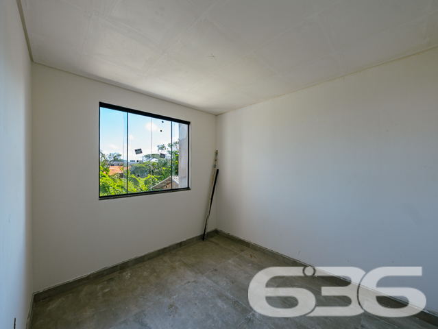IMÓVEL COM SUÍTE + 2 QUARTOS NO BAIRRO SALINAS
Descubra o prazer de viver com estilo e conforto neste belo geminado sobrado em Balneário Barra do Sul, bairro Salinas. Com 120,41m² de área construída, este imóvel se destaca por sua arquitetura moderna, pé direito elevado, e uma frente ampla que convida a momentos de relaxamento e lazer.
Localizado em uma das regiões mais procuradas e próximas ao mar, este imóvel oferece 2 dormitórios, suíte, 2 banheiros, sala de estar, cozinha planejada, sacada, garagem coberta e descoberta, garantindo espaço e privacidade para toda a família.
A estrutura é complementada por ser totalmente murado, permitindo animais, e com fácil acesso às principais vias, transporte público e serviços essenciais.
Balneário Barra do Sul é conhecido por suas belas praias, tranquilidade e qualidade de vida. Morar no bairro Salinas significa estar perto da natureza, com a conveniência de estar a poucos passos do mar, em uma área que oferece uma infraestrutura completa para seu bem-estar e lazer.
Na 636 Negócios Imobiliários, entendemos que sua casa é o cenário de sua vida. Por isso, oferecemos imóveis que combinam qualidade, localização e conforto. Para saber mais sobre este imóvel excepcional, entre em contato pelo telefone: (47) 3448-3636 ou WhatsApp: (47) 99190-0636.
Faça deste geminado sobrado o seu novo lar. Este e outros milhares de imóveis você encontra no site: i636.com.br