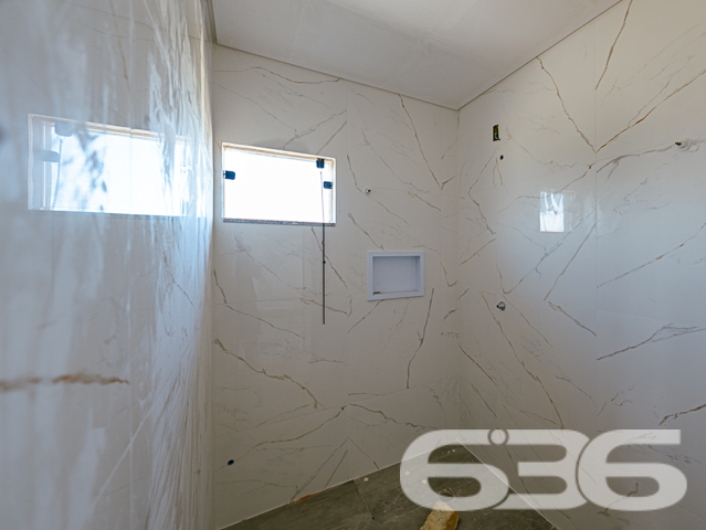 IMÓVEL COM SUÍTE + 2 QUARTOS NO BAIRRO SALINAS
Descubra o prazer de viver com estilo e conforto neste belo geminado sobrado em Balneário Barra do Sul, bairro Salinas. Com 120,41m² de área construída, este imóvel se destaca por sua arquitetura moderna, pé direito elevado, e uma frente ampla que convida a momentos de relaxamento e lazer.
Localizado em uma das regiões mais procuradas e próximas ao mar, este imóvel oferece 2 dormitórios, suíte, 2 banheiros, sala de estar, cozinha planejada, sacada, garagem coberta e descoberta, garantindo espaço e privacidade para toda a família.
A estrutura é complementada por ser totalmente murado, permitindo animais, e com fácil acesso às principais vias, transporte público e serviços essenciais.
Balneário Barra do Sul é conhecido por suas belas praias, tranquilidade e qualidade de vida. Morar no bairro Salinas significa estar perto da natureza, com a conveniência de estar a poucos passos do mar, em uma área que oferece uma infraestrutura completa para seu bem-estar e lazer.
Na 636 Negócios Imobiliários, entendemos que sua casa é o cenário de sua vida. Por isso, oferecemos imóveis que combinam qualidade, localização e conforto. Para saber mais sobre este imóvel excepcional, entre em contato pelo telefone: (47) 3448-3636 ou WhatsApp: (47) 99190-0636.
Faça deste geminado sobrado o seu novo lar. Este e outros milhares de imóveis você encontra no site: i636.com.br